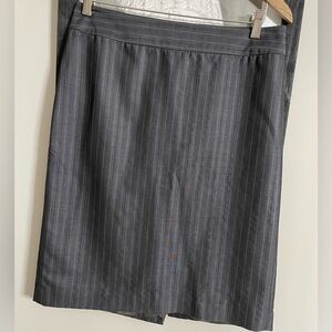Anntylor - Loft women’s. Skirt, knee length. Zip back gray striped size 10